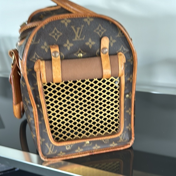 Louis Vuitton pet carrier for a teacup dog 3-4 lbs. includes 2 lamb wool pads - Picture 2 of 4
